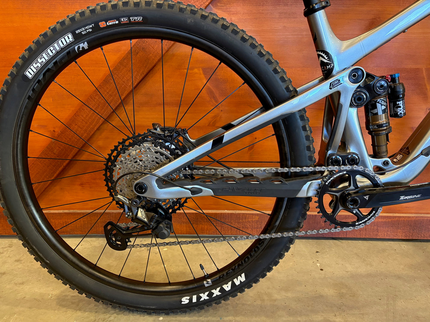 Pivot Trail 429 Pro XT Endruo w/ Carbon Wheels
