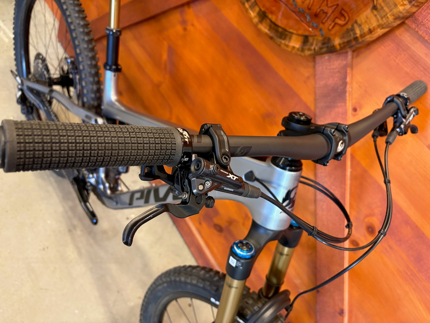 Pivot Trail 429 Pro XT Endruo w/ Carbon Wheels