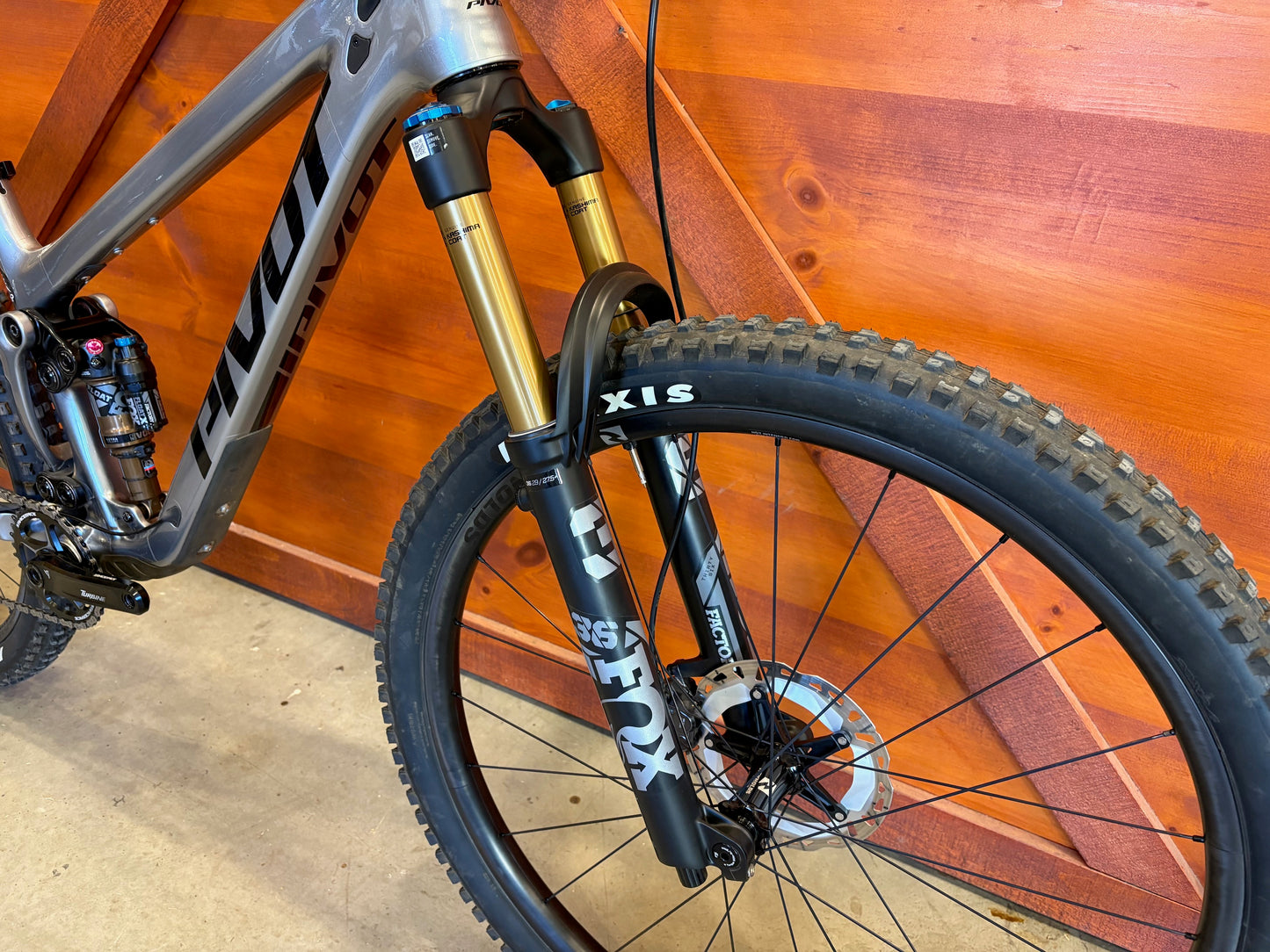 Pivot Trail 429 Pro XT Endruo w/ Carbon Wheels