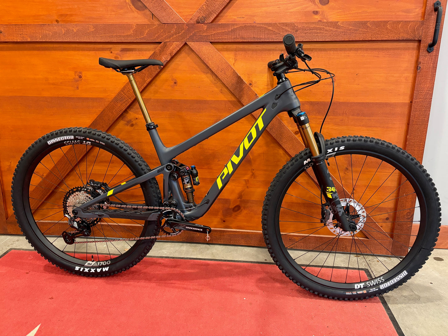 Pivot Trail 429 Pro XT with 29" Alloy Slate Canary Yellow