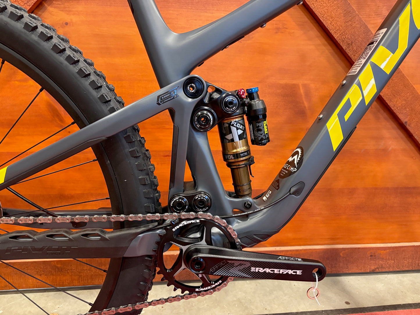 Pivot Trail 429 Pro XT with 29" Carbon Slate Canary Yellow