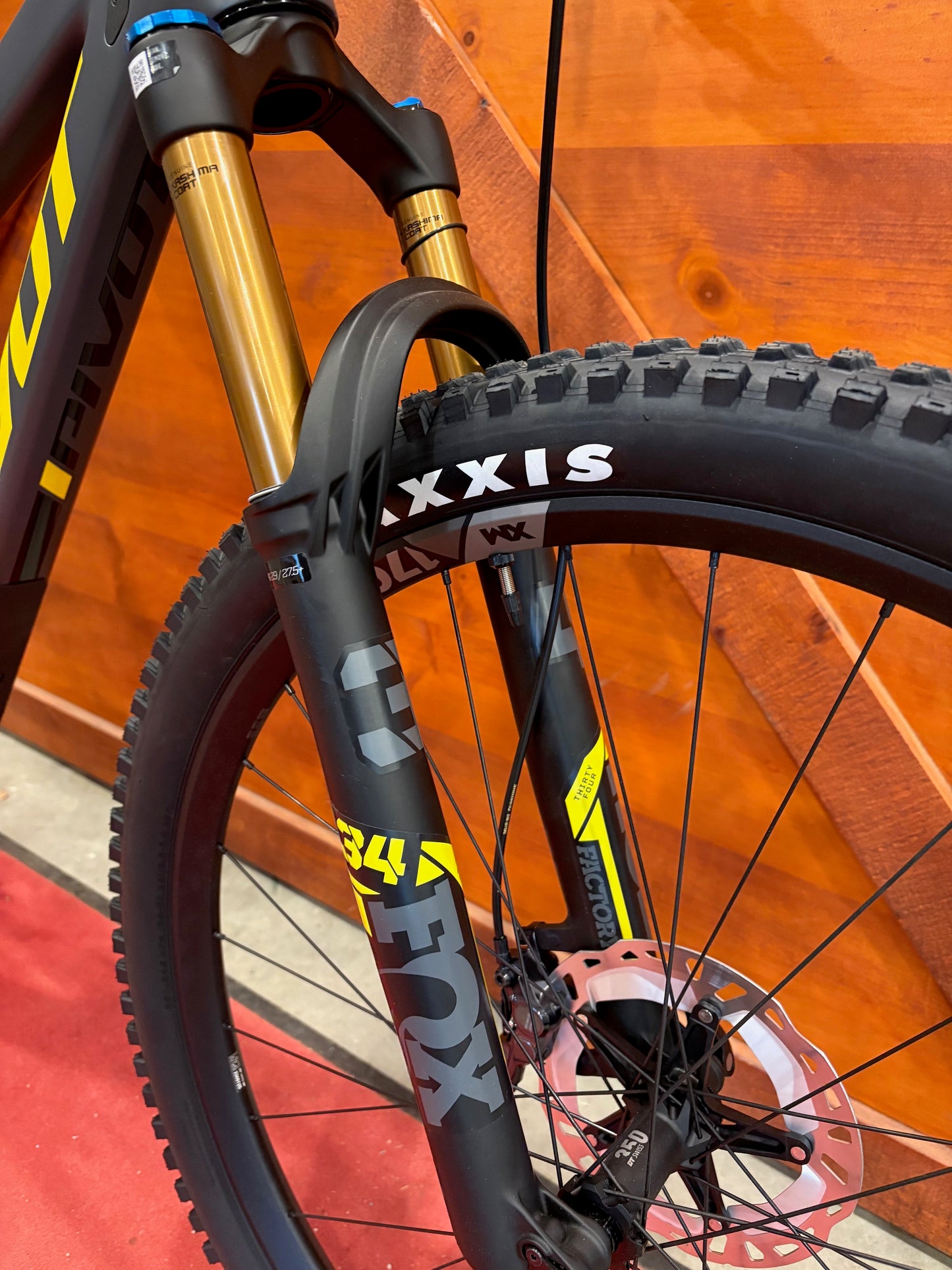 Pivot Trail 429 Pro XT with 29" Alloy Slate Canary Yellow