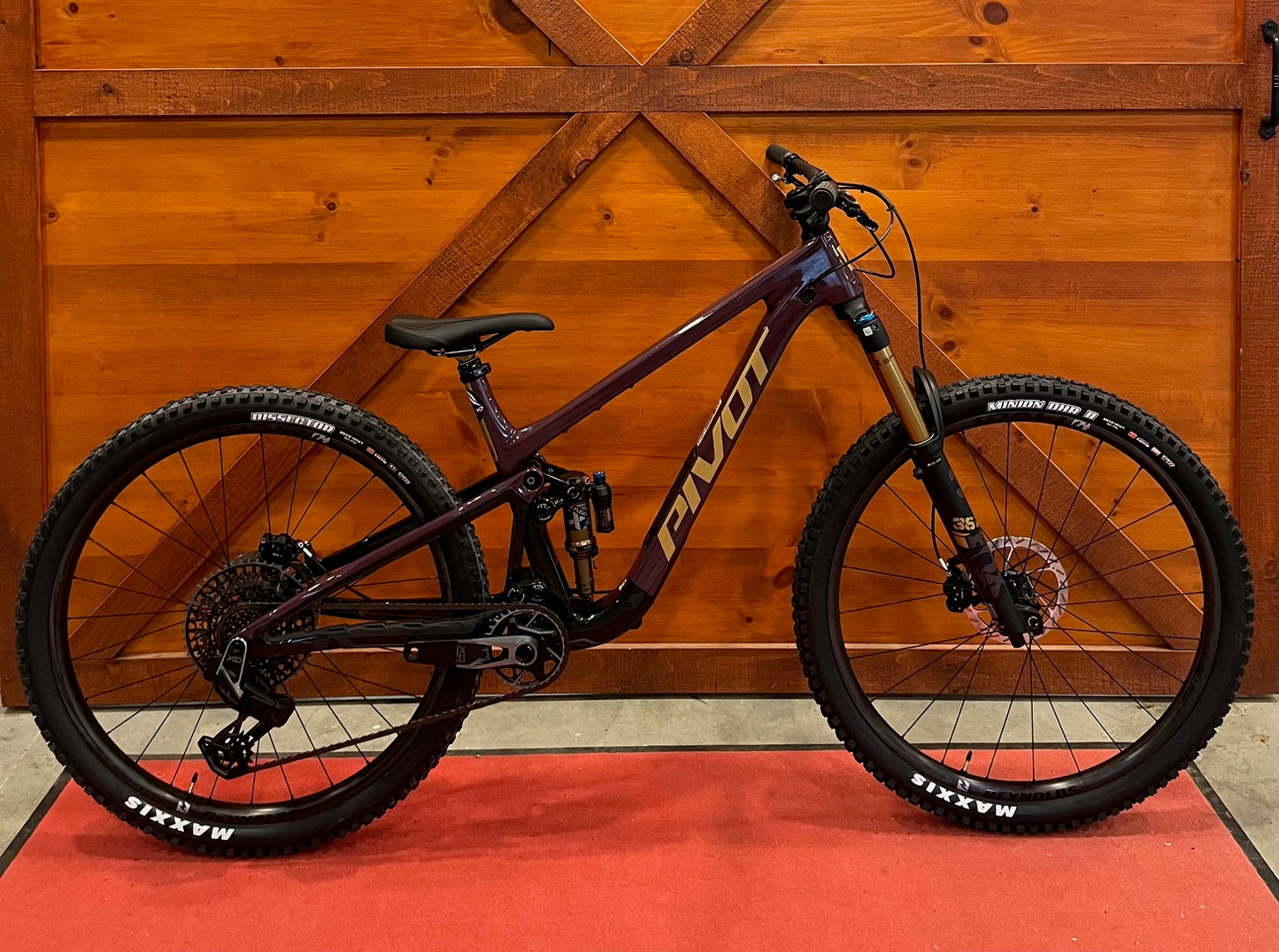 Pivot Trailcat LT Pro XO AXS with 29" Carbon Wheels