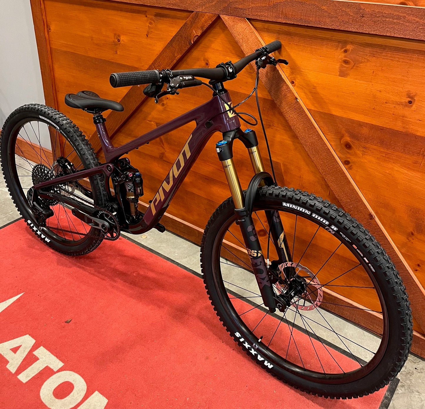 Pivot Trailcat LT Pro XO AXS with 29" Carbon Wheels